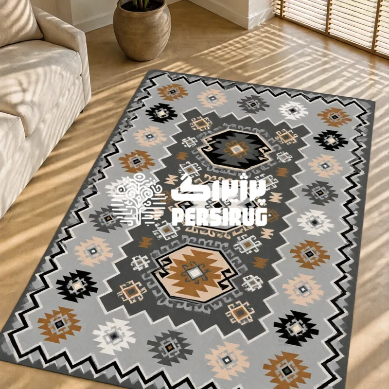 فرشینه طرح ایلیا با نقشمایه مرکزی سهبخشی هندسی در رنگهای طوسی، خردلی و کرم، به همراه حاشیههای متمایز زیگزاگی.