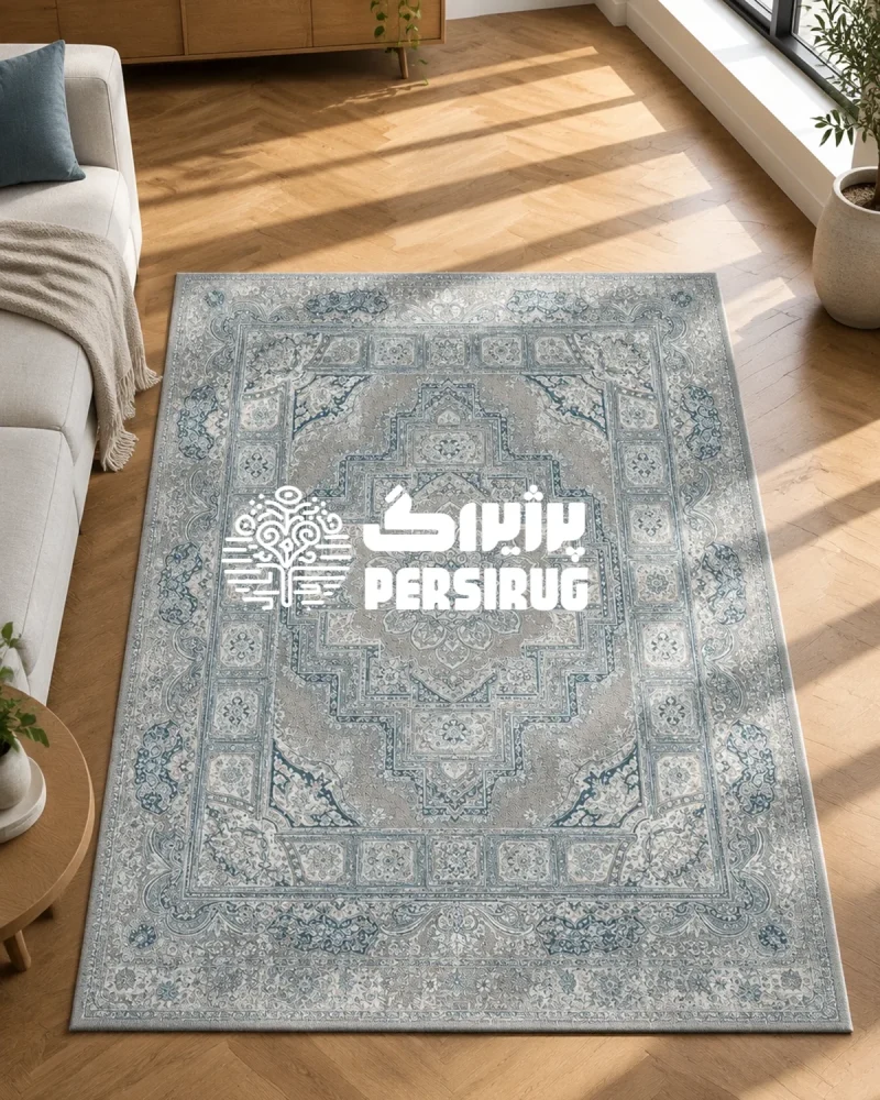 فرشینه مدل آناهید با ترنج هندسی و گلبوتههای ظریف، زمینه پتینهشده آبی و نقرهای، و حاشیههای کلاسیک منقوش