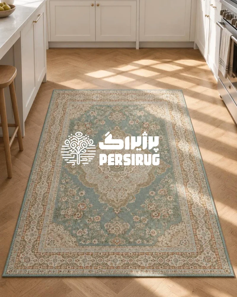 فرشینه «فیروزه کهن» با زمینه فیروزهای ملایم، پوشیده از گلوبوتههای اسلیمی ظریف و پراکنده، محصور در حاشیههای چندلایه با نقوش گیاهی تکرارشونده