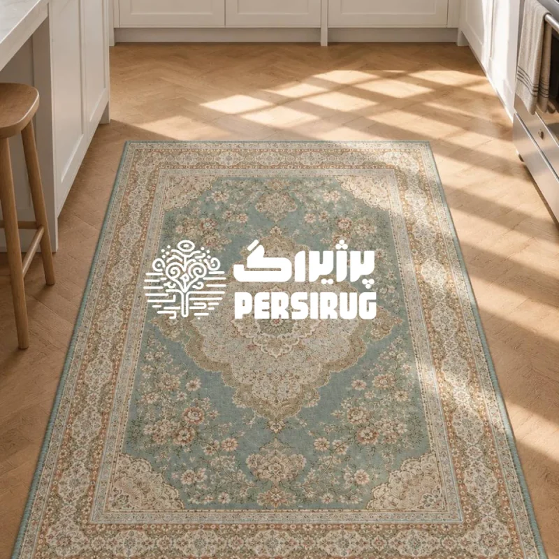 فرشینه «فیروزه کهن» با زمینه فیروزهای ملایم، پوشیده از گلوبوتههای اسلیمی ظریف و پراکنده، محصور در حاشیههای چندلایه با نقوش گیاهی تکرارشونده