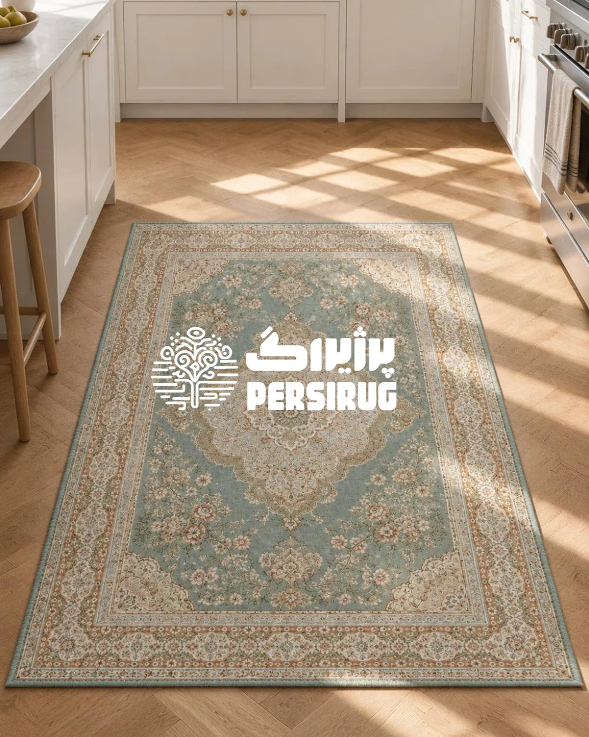 فرشینه «فیروزه کهن» با زمینه فیروزهای ملایم، پوشیده از گلوبوتههای اسلیمی ظریف و پراکنده، محصور در حاشیههای چندلایه با نقوش گیاهی تکرارشونده