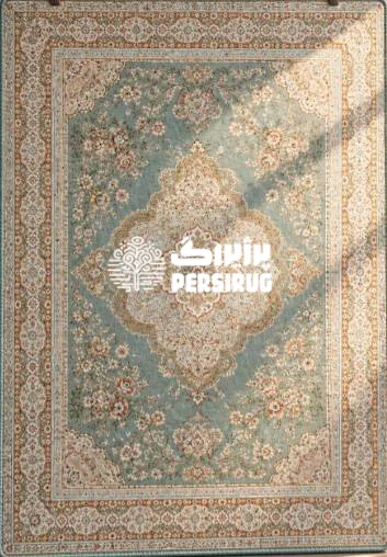 فرشینه «فیروزه کهن» با زمینه فیروزهای ملایم، پوشیده از گلوبوتههای اسلیمی ظریف و پراکنده، محصور در حاشیههای چندلایه با نقوش گیاهی تکرارشونده