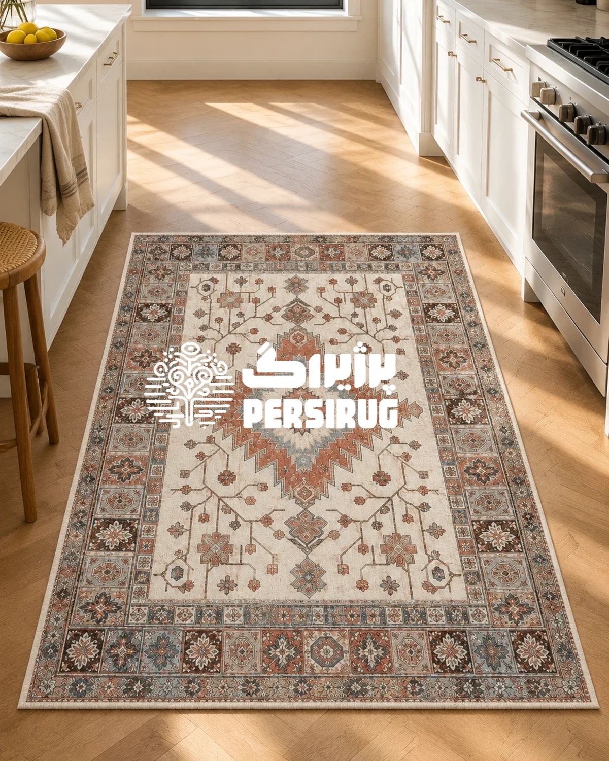 فرشینه زمینه کرم با ترنج لوزی دندانهدار در طیف آجری و آبی، مزین به گلهای هندسی ریز و حاشیههای تکرارشونده ستارهای.