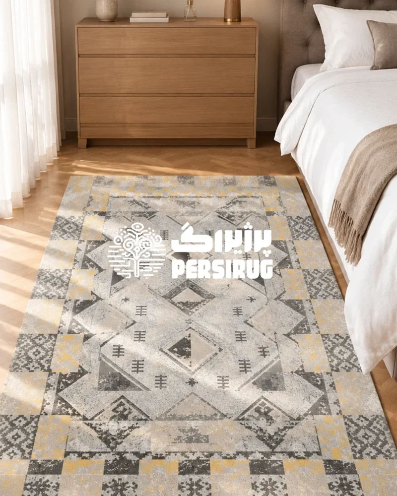 فرشینه پرنیان با طرح هندسی و لوزیهای تکرارشونده در حاشیهها و مرکز، به رنگهای طوسی، خاکستری و زرد خردلی.