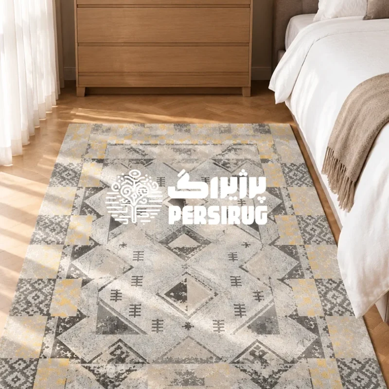 فرشینه پرنیان با طرح هندسی و لوزی‌های تکرارشونده در حاشیه‌ها و مرکز، به رنگ‌های طوسی، خاکستری و زرد خردلی.