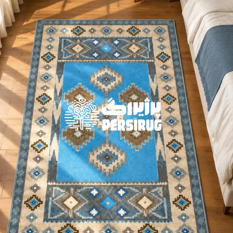 فرشینه آبی کویری تلفیقی از آبی روشن و باطراوت در متن اصلی با رنگ‌های گرم شتری، کرم و طوسی؛ تداعی‌کننده آسمان آبی و شن‌های کویر.