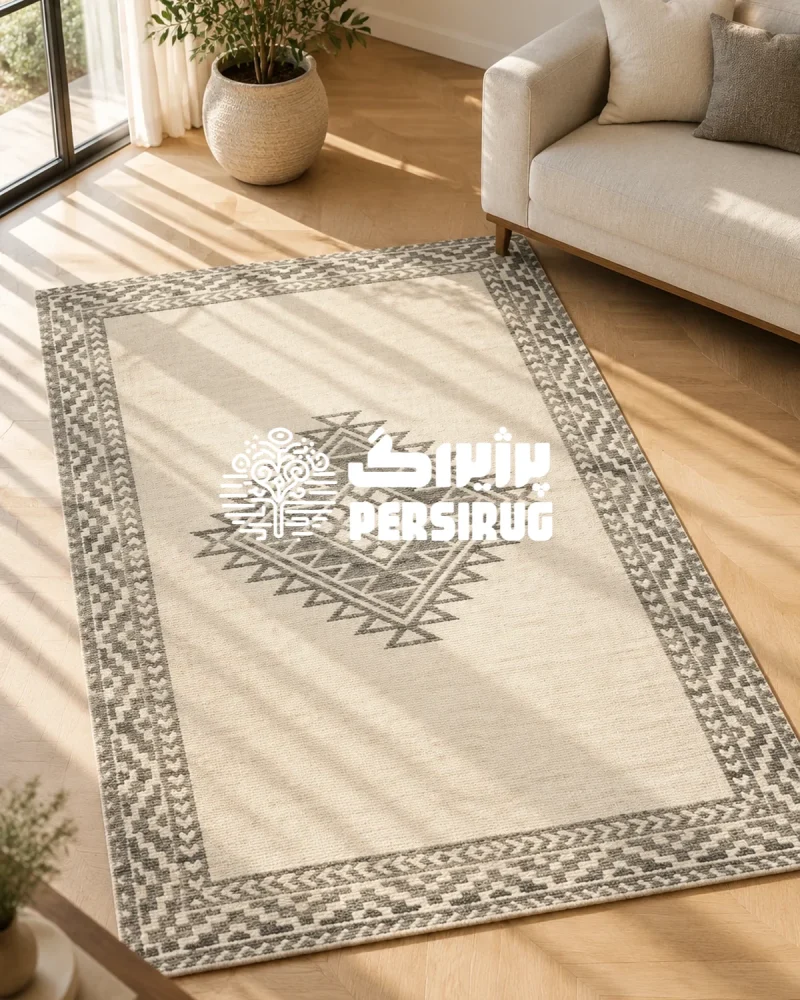 فرشینه مدل اطلس با زمینه کرم، حاشیه طرحدار هندسی و نقش لوزی متقارن خاکستری در مرکز.