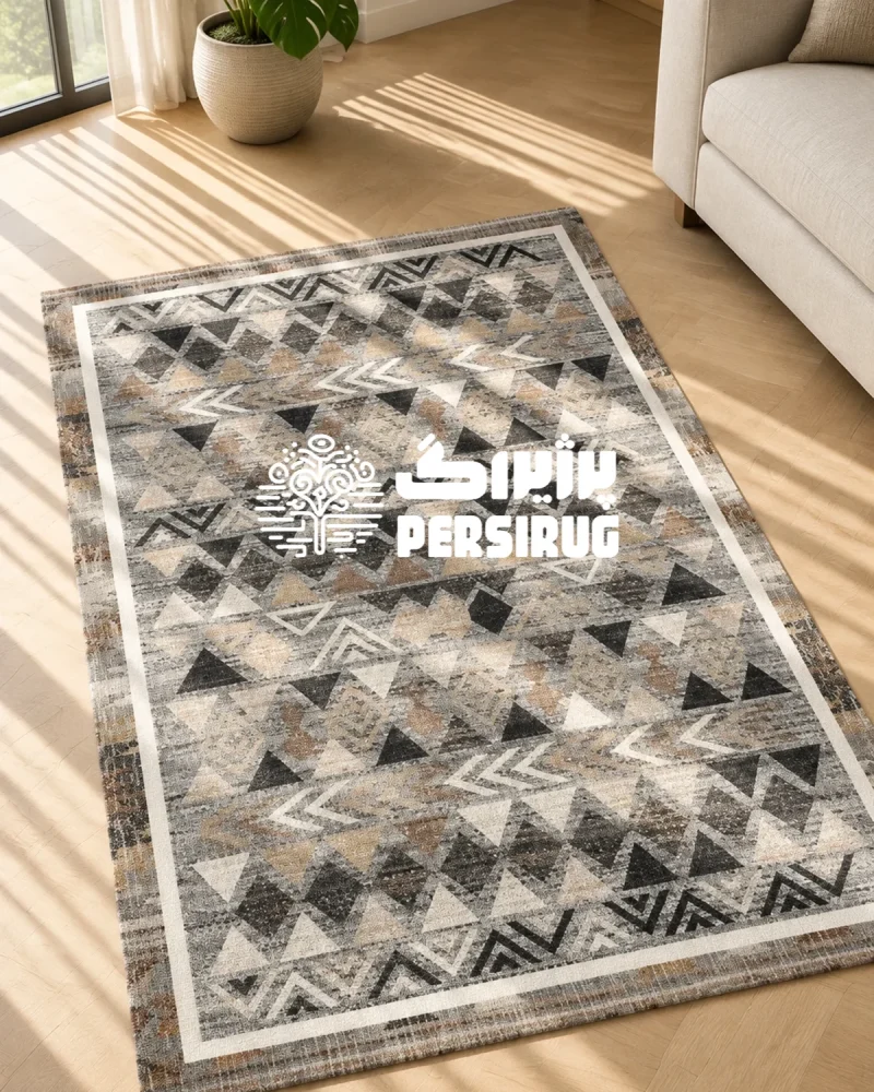 فرشینه طرح مثلث با نقوش هندسی متقارن، لوزیها و پیکانهای تکرار شونده در ترکیب رنگی طوسی، خاکی و سفید
