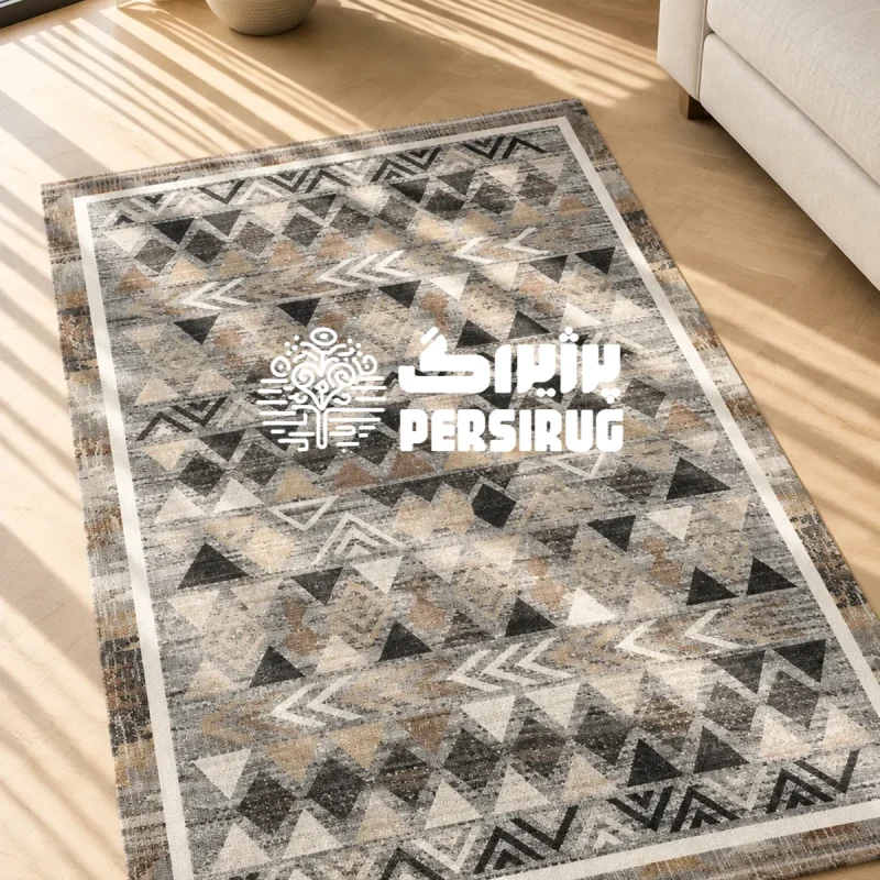 فرشینه طرح مثلث با نقوش هندسی متقارن، لوزیها و پیکانهای تکرار شونده در ترکیب رنگی طوسی، خاکی و سفید